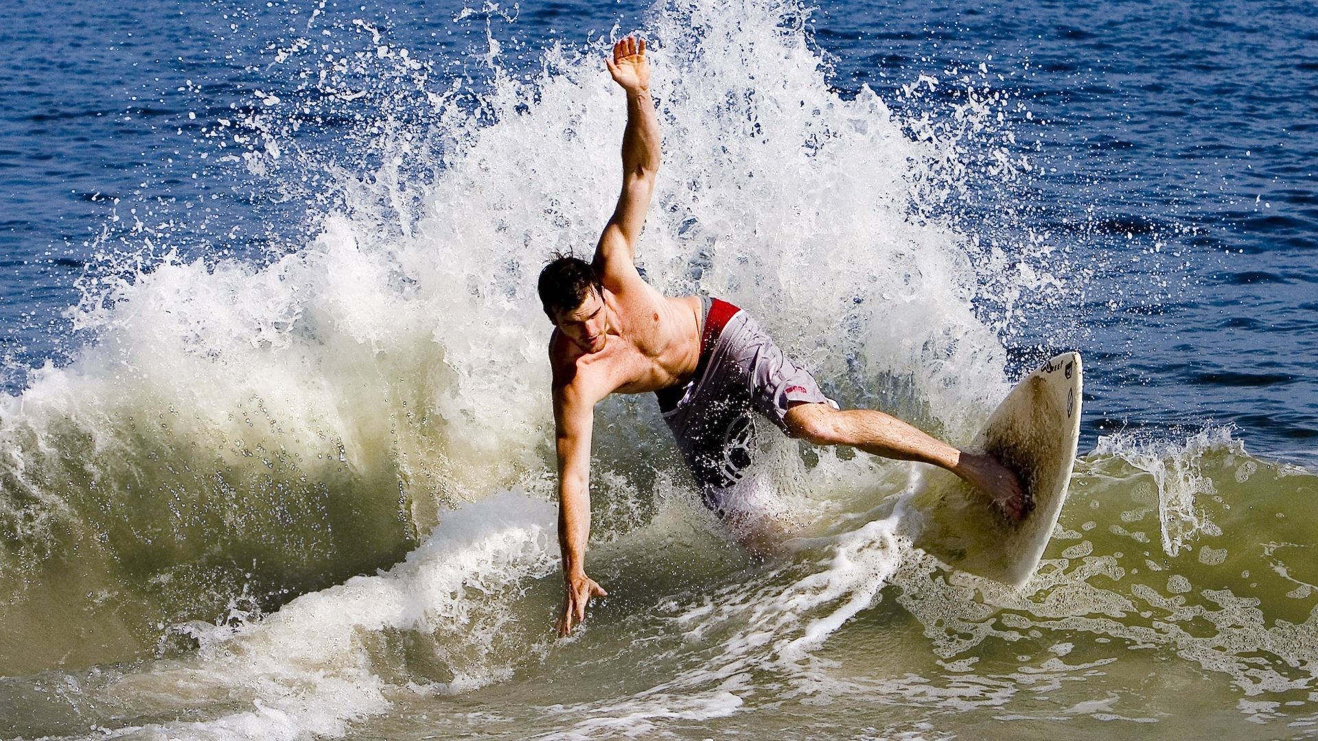 德甲联赛激战正酣,拜仁慕尼黑紧追勒沃库森